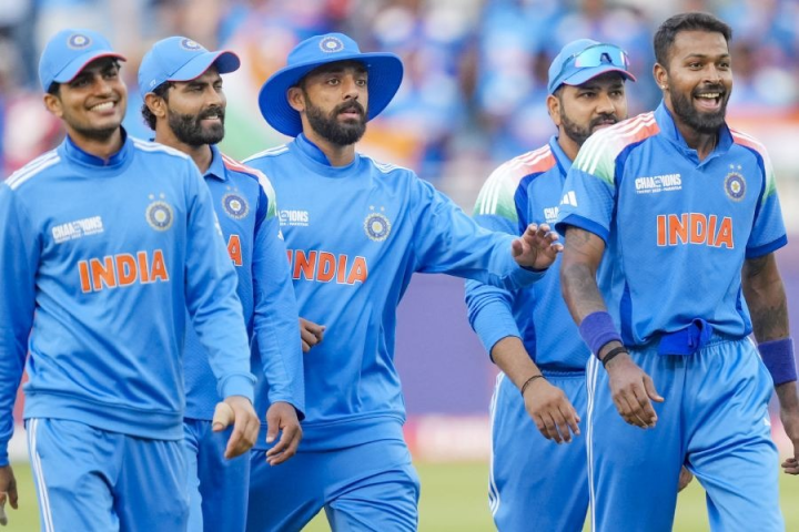 রবিবার চ্যাম্পিয়ন্স ট্রফির ফাইনালে নিউ জ়িল্যান্ডের বিরুদ্ধে খেলবে ভারত। তার আগে রোহিত শর্মার দল সুবিধা পেয়ে যেতে পারে। দক্ষিণ আফ্রিকার বিরুদ্ধে সেমিফাইনালে খেলার সময় চোট পেয়েছেন কিউয়ি পেসার। তাঁর খেলা নিয়ে অনিশ্চয়তা তৈরি হয়েছে।
