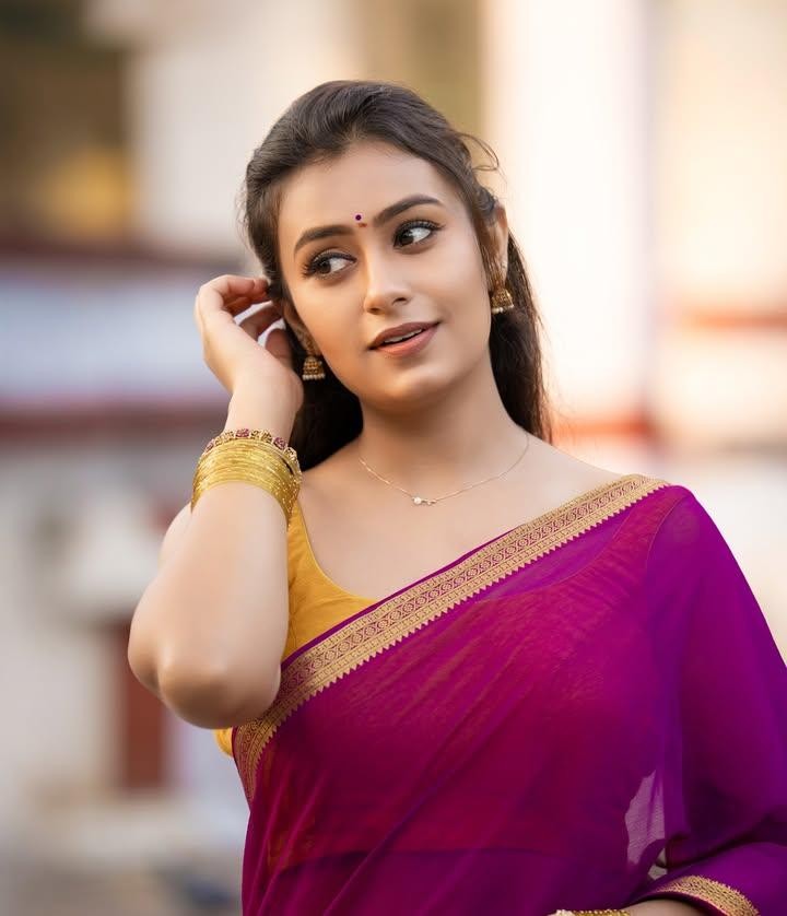 அழகே பொறாமை கொள்ளும் பேரழகு..