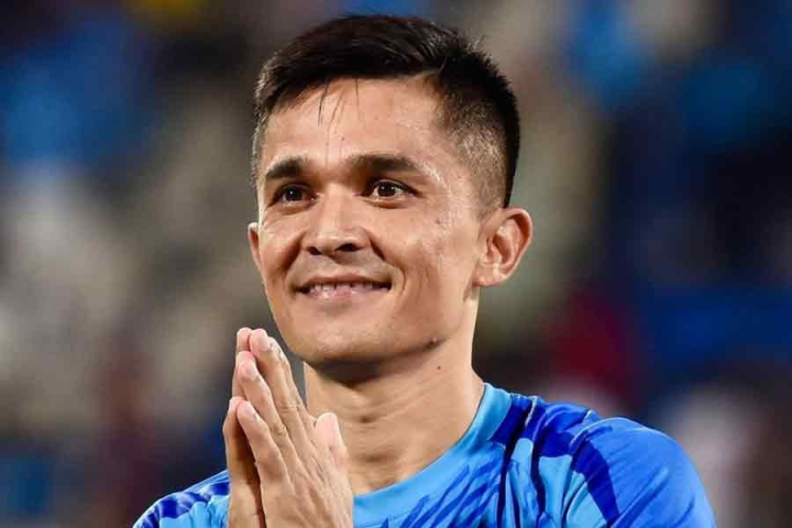 অবসর ভেঙে ফিরছেন সুনীল। আবার ভারতীয় দলের জার্সিতে খেলতে দেখা যাবে তাঁকে। গত বছর জুন মাসে অবসর নিয়েছিলেন তিনি। কুয়েতের বিরুদ্ধে যুবভারতীতে খেলে অবসর নিয়েছিলেন।