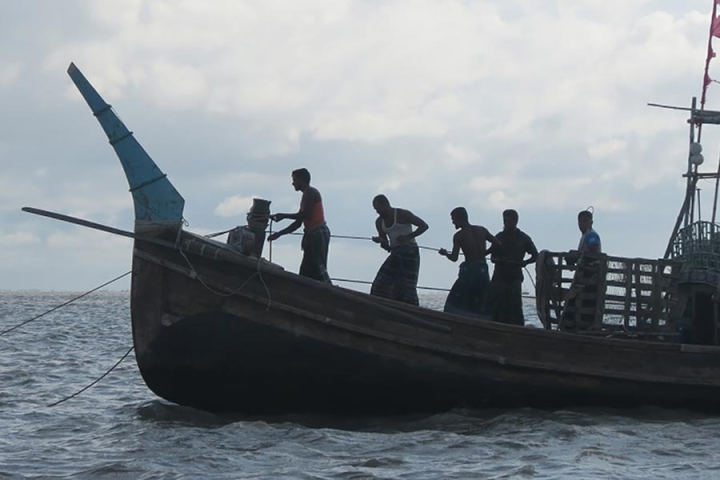 সেন্ট মার্টিন দ্বীপের অদূরে বঙ্গোপসাগরে মাছ ধরার সময় ছ’টি ট্রলার-সহ বাংলাদেশের ৫৬ জেলেকে বুধবার মায়ানমার নৌসেনা অপহরণ করেছে।গত দেড় বছরের যুদ্ধে রাখাইন প্রদেশের ওই অংশের প্রায় পুরোটাই দখল করে নিয়েছে বিদ্রোহী জোটের বৃহত্তম সশস্ত্র গোষ্ঠী আরাকান আর্মি।