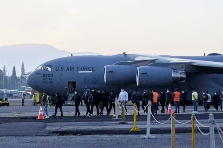 অবৈধ অভিবাসীদের আমেরিকা থেকে বিতাড়নের জন্য সামরিক বিমানের ব্যবহার আপাতত বন্ধ করল ডোনাল্ড ট্রাম্পের প্রশাসন।