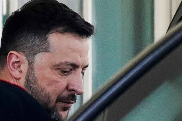 আগামী সপ্তাহে জ়েলেনস্কি সৌদি সফরে যাবেন। কিন্তু মার্কিন আধিকারিকদের সঙ্গে বৈঠকে থাকবেন না। নিজের প্রতিনিধিদের পাঠিয়ে দেবেন। তাঁরা আমেরিকার সঙ্গে ‘শান্তি আলোচনায়’ যোগ দেবেন।