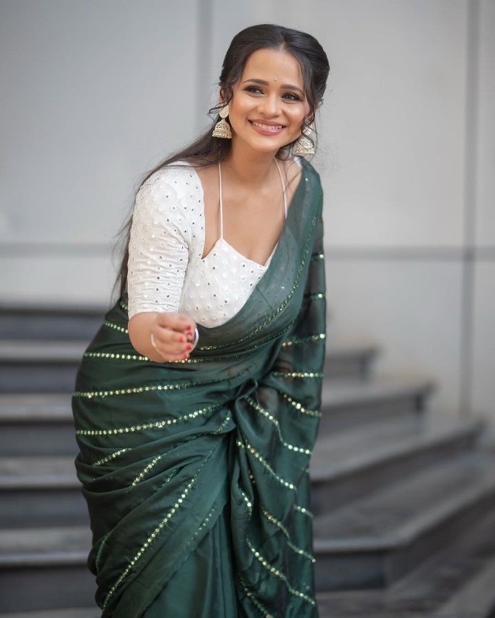 அழகே பொறாமை கொள்ளும் பேரழகு..