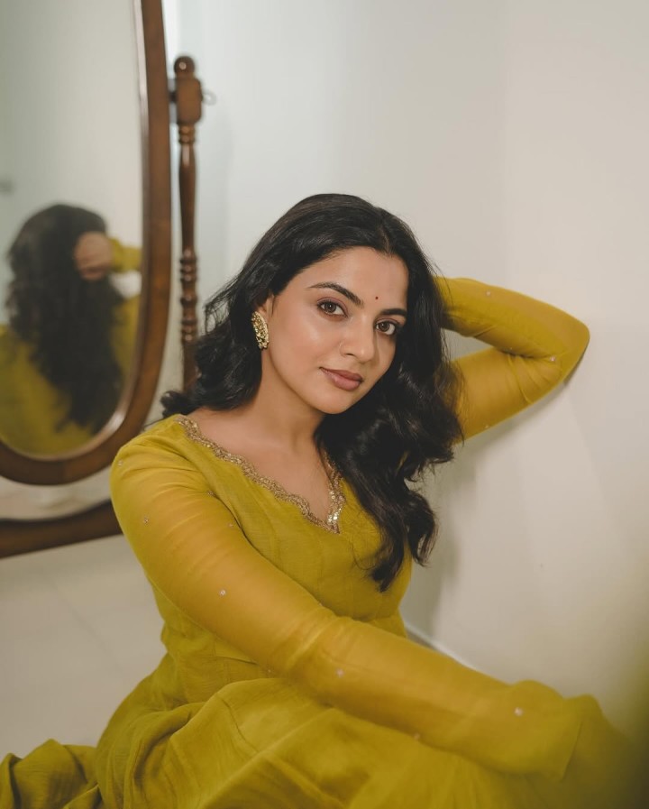 നിഖില വിമൽ