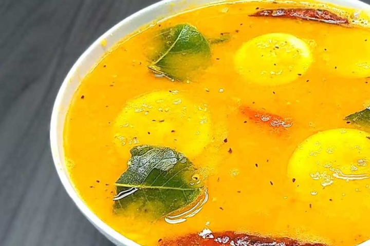 গরম পড়লে অনেক বাড়িতেই খাবার পাতে থাকে উচ্ছের ডাল। তাতেই যোগ করুন গন্ধরাজ লেবুর পাতা। অরুচির মুখে রুচি ফেরাবে গন্ধরাজ লেবুর পাতা দিয়ে তৈরি তেতো ডাল।