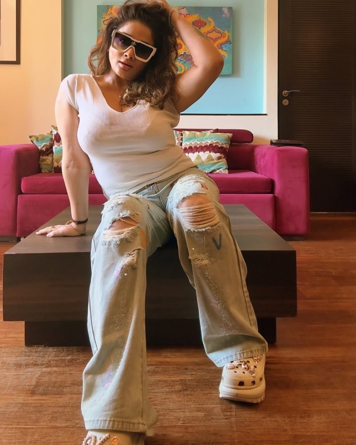 ഇങ്ങനെ നോക്കല്ലേ പൊന്നെ