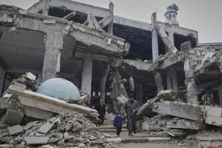 গাজ়ায় এ বার বিদ্যুৎ সরবরাহও বন্ধ করে দিল ইজ়রায়েল! গত সপ্তাহেই প্যালেস্টাইনপন্থী সশস্ত্র গোষ্ঠী হামাসের সঙ্গে যুদ্ধবিরতির প্রথম দফার মেয়াদ শেষ হয়েছে ইজ়রায়েলের। ওই মেয়াদ আরও বৃদ্ধি করার জন্য হামাসকে চাপে রাখছে ইজ়রায়েল।