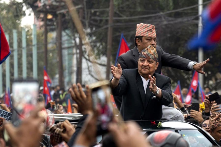 গণতন্ত্র ছেড়ে আবার রাজতন্ত্রে প্রত্যাবর্তনের স্লোগান উঠল নেপালে। সেই সঙ্গে ‘ধর্মনিরপেক্ষ’ নেপালে আবার রাষ্ট্রধর্ম হিসাবে হিন্দুত্বকে স্বীকৃতি দেওয়ার দাবিতে হল জমায়েত। ক্ষমতাচ্যুত রাজা জ্ঞানেন্দ্র শাহকে ঘিরে রবিবার হাজার হাজার মানুষ নামলেন কাঠমান্ডুর রাজপথে।