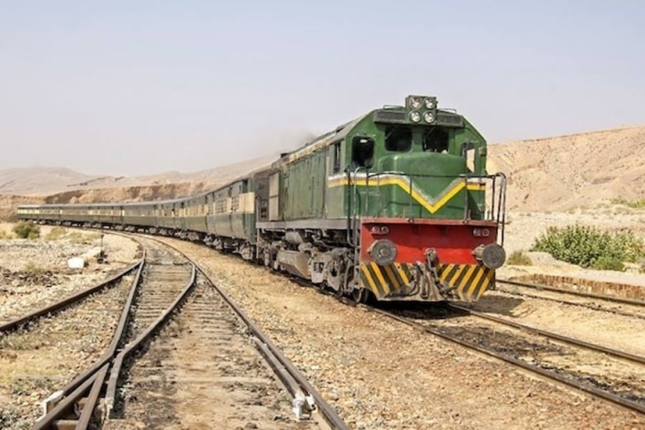 পাক রেল সূত্রে খবর, বুধবার ভোরে জাফর এক্সপ্রেসে পণবন্দি ৫৭ জনকে উদ্ধার করে কোয়েটায় পাঠানো হয়েছে। বাকি ২৩ জন মাচে রয়েছেন, আহত ১৭ জন যাত্রীকে হাসপাতালে পাঠানো হয়েছে।