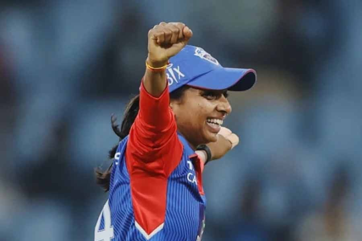 মহিলাদের প্রিমিয়ার লিগে হেরে স্মৃতি মন্ধানার রয়্যাল চ্যালেঞ্জার্স বেঙ্গালুরুর কাছে হেরে গেল হরমনপ্রীত কৌরের মুম্বই ইন্ডিয়ান্স।  মঙ্গলবার মুম্বই ইন্ডিয়ান্সের হারে মহিলাদের প্রিমিয়ার লিগের ফাইনালে নিশ্চিত হয়ে গেল দিল্লি ক্যাপিটালস। মুম্বইয়ের মতো তাদেরও ৮ ম্যাচে সংগ্রহ ১০ পয়েন্ট। তবে নেট রান রেটে শীর্ষে রয়েছে দিল্লি।