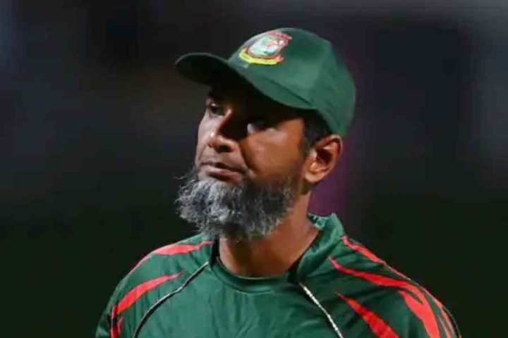 আন্তর্জাতিক ক্রিকেট থেকে অবসর ঘোষণা করলেন বাংলাদেশের প্রাক্তন অধিনায়ক মাহমুদুল্লা রিয়াদ। ৩৯ বছরের ক্রিকেটার বুধবার সমাজমাধ্যমে নিজের সিদ্ধান্তের কথা জানিয়েছেন।