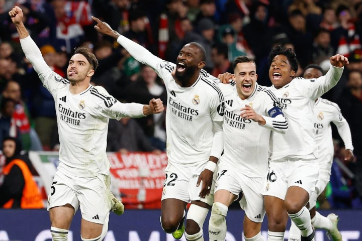 চ্যাম্পিয়ন্স লিগে প্রতিবেশী রিয়াল মাদ্রিদের কাছে আরও এক বার হারল আতলেতিকো মাদ্রিদ। বুধবার রাতে ঘরের মাঠে রিয়ালকে নির্ধারিত সময়ে ১-০ হারালেও টাইব্রেকারে ২-৪ ব্যবধানে হেরে গেল আতলেতিকো।