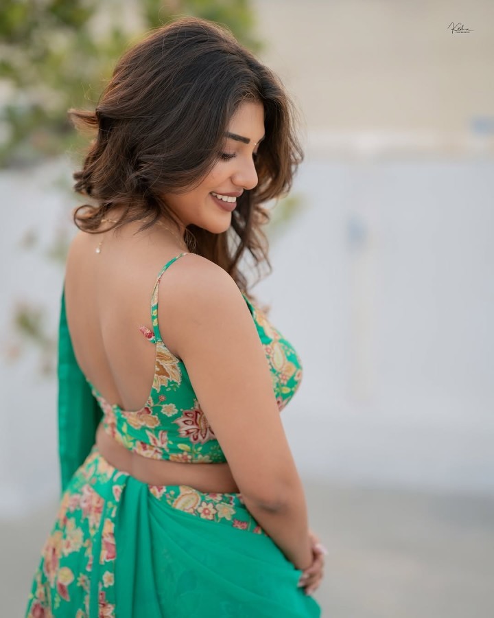 அழகுக்கே இலக்கணம் எழுத பிறந்தாளே!!