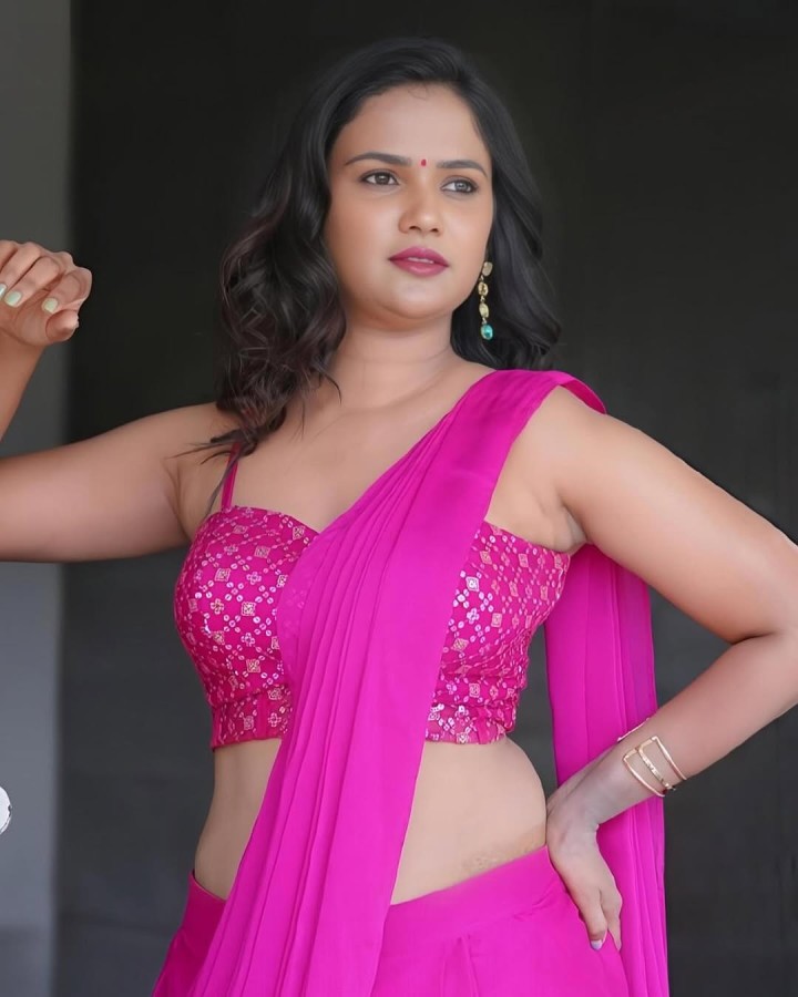 சேலையில் சூப்பரா இருக்காங்க!!