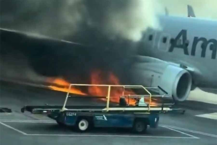 মাঝ আকাশেই আগেই আগুন ধরে গেল আমেরিকান এয়ারলাইন্সের একটি বিমানে। ১৭৮ জন যাত্রী নিয়ে বিমানটি কলোরাডো থেকে ডালাসে যাচ্ছিল। কিন্তু বিমানের ইঞ্জিনে আগুন লেগে যাওয়ায় সেটিকে জরুরি ভিত্তিতে ডেনভার আন্তর্জাতিক বিমানবন্দরে নামানো হয়।