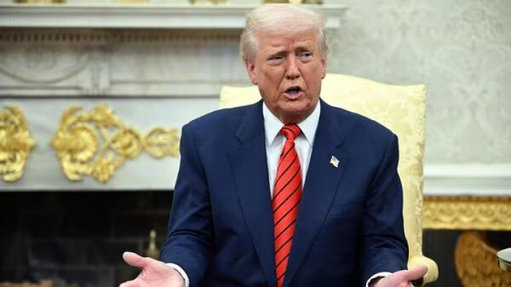 ফের গ্রিনল্যান্ড ‘দখলের’ কথা বললেন আমেরিকার প্রেসিডেন্ট ডোনাল্ড ট্রাম্প। বৃহস্পতিবার হোয়াইট হাউসে সংবাদমাধ্যমের মুখোমুখি হয়ে তিনি বলেন, “আমার ধারণা এটা হবেই।” তবে সরাসরি গ্রিনল্যান্ড দখলের কথা বলেননি তিনি।পৃথিবীর সবচেয়ে বড় এই দ্বীপকে আমেরিকায় অন্তর্ভুক্ত করার প্রস্তাব দিয়েছেন তিনি।