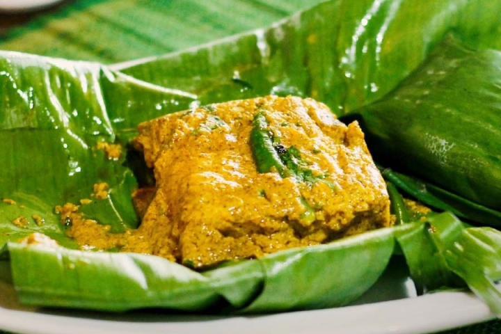 নিরামিষ, আমিষ— দুই ধরনের পাতুরি হলেও বাঙালি মহলে এগিয়ে ভেটকির পাতুরি। এ ছাড়াও চিংড়ি, ইলিশ, কাতলা, যে কোনও মাছেরই পাতুরি হয়।