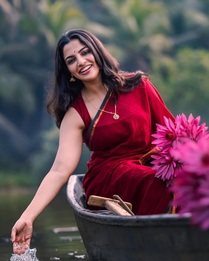 നിഖില വിമൽ