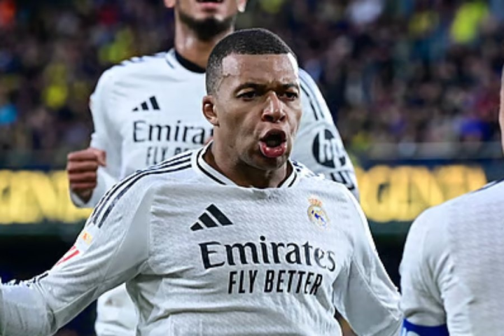 কিলিয়ান এমবাপের সুবাদে লা লিগার পয়েন্ট তালিকায় শীর্ষ স্থান ধরে রাখল রিয়াল মাদ্রিদ। ভিল্লারিয়ালের বিরুদ্ধে দলের ২-১ ব্যবধানে জয়ে গুরুত্বপূর্ণ অবদান রাখলেন ফরাসি স্ট্রাইকার।