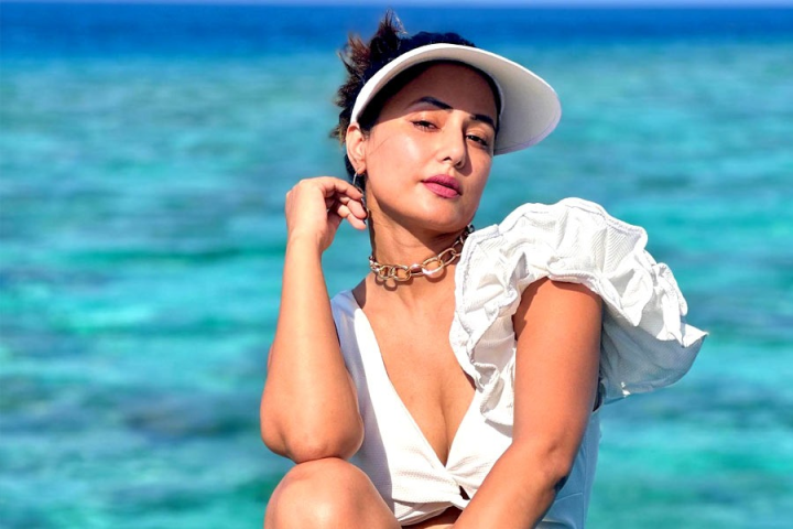 কেমোর কারণে বদল আসছে হিনার শরীরে।