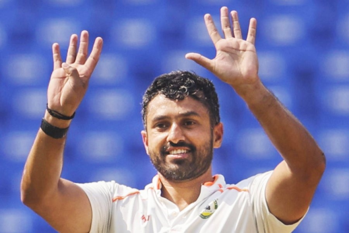 রঞ্জি ট্রফিতে দুর্দান্ত ক্রিকেট খেলেছেন করুণ নায়ার। সেই ফর্ম আইপিএলেও দেখাতে চান তিনি। দিল্লি ক্যাপিটালসকে প্রথম বার চ্যাম্পিয়ন করতে চান তিনি।