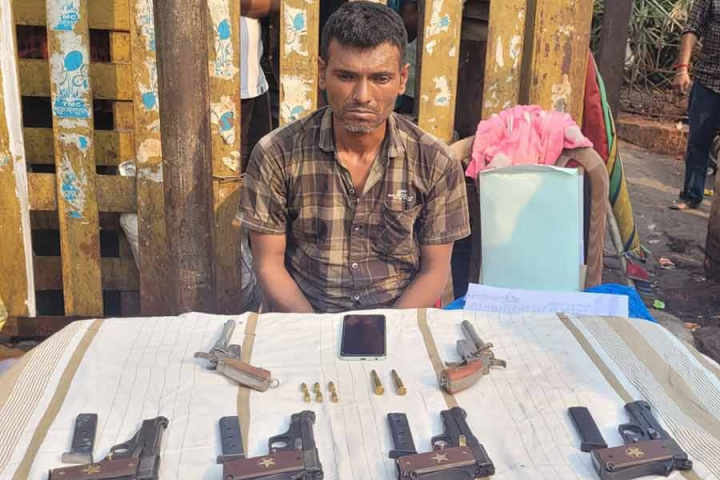 সপ্তাহের প্রথম সকালেই আগ্নেয়াস্ত্র উদ্ধার হল খাস কলকাতায়। শিয়ালদহ স্টেশনে হাটেবাজারে এক্সপ্রেস থেকে সোমবার সকালে একাধিক অস্ত্র উদ্ধার করেছে কলকাতা পুলিশের স্পেশাল টাস্ক ফোর্স (এসটিএফ)। ঘটনায় এক জনকে গ্রেফতার করেছে পুলিশ।