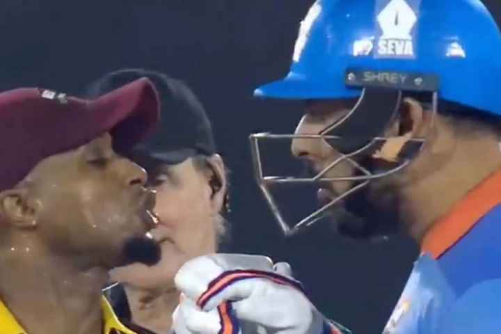 খেলোয়াড়জীবনে যেমন তাঁর ব্যাট চলত, তেমনই চলত মুখ। মেজাজে থাকতেন যুবরাজ সিংহ। সেই পুরনো মেজাজ আরও এক বার দেখা গেল। ইন্টারন্যাশনাল মাস্টার্স লিগের ফাইনালে ওয়েস্ট ইন্ডিজ়ের বিরুদ্ধে খেলা চলাকালীন টিনো বেস্টের সঙ্গে ঝগড়া হয় যুবরাজের। পরিস্থিতি সামলাতে ছুটে আসেন ওয়েস্ট ইন্ডিজ়ের অধিনায়ক ব্রায়ান লারা।