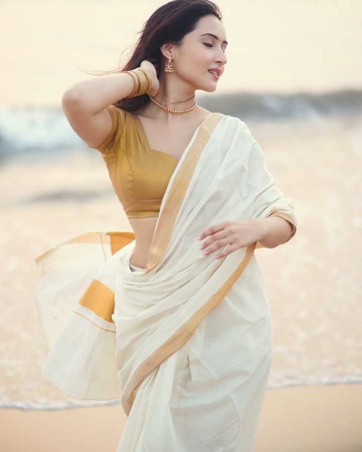நீ கட்டும் சேல மடிப்புல நான் கசங்கி போனேன்டி!!