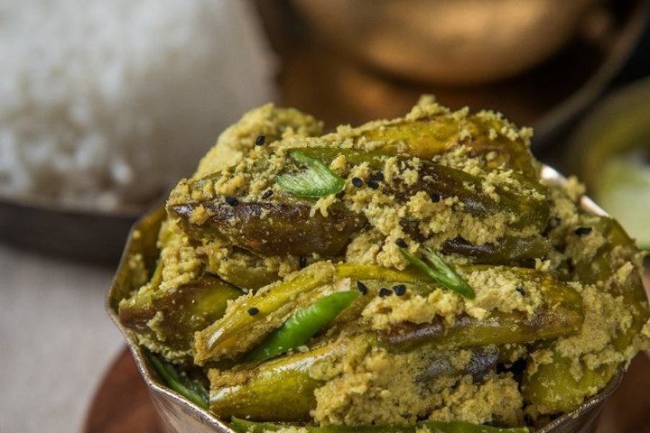 বাজারে গেলেই এখন চোখে পড়ছে তাজা কচি সবুজ পটল। বানিয়ে নিন ছেঁচকি।ছেঁচকি বাংলার পুরনো রান্নার প্রণালীগুলির একটি।