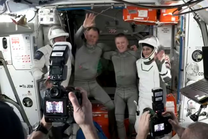 ন’মাস পরে আন্তর্জাতিক মহাকাশ স্টেশন (আইএসএস) থেকে পৃথিবীর উদ্দেশে রওনা দিলেন সুনীতা উইলিয়ামস এবং তাঁর সঙ্গী নভশ্চর বুচ উইলমোর। নাসার বিবৃতি বলছে, স্থানীয় সময় অনুযায়ী মঙ্গলবার বিকেল ৫টা ৫৭ মিনিটে আমেরিকার ফ্লরিডার উপকূলে নামতে পারেন সুনীতা-সহ চার মহাকাশচারী। ভারতের ঘড়িতে তখন বুধবার ভোর সাড়ে ৩টে।