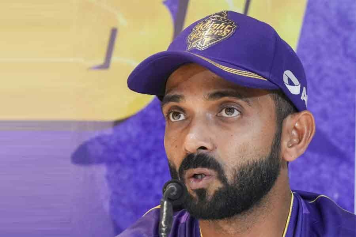 এই বছর কলকাতা নাইট রাইডার্সের দায়িত্ব রাহানের কাঁধে। সঙ্গে রয়েছেন কোচ চন্দ্রকান্ত পণ্ডিত। দায়িত্ব পেয়ে গর্বিত রাহানে। আপ্লুত পণ্ডিতকে পাশে পেয়ে।