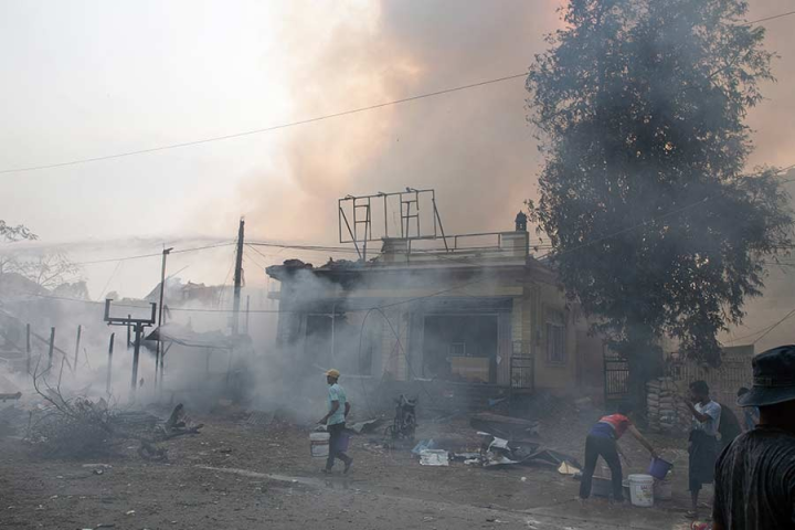 বাংলাদেশ সীমান্তবর্তী রাখাইন প্রদেশে নিরঙ্কুশ নিয়ন্ত্রণ কায়েম করার পর এ বার মায়ানমারের মধ্যাঞ্চলে হামলা শুরু করল বিদ্রোহী গোষ্ঠী রাখাইন আর্মি। রবিবার থেকে জুন্টা সরকারের সেনার বিরুদ্ধে বাগো এবং মান্দালয় প্রদেশে অভিযান শুরু করেছে তারা।