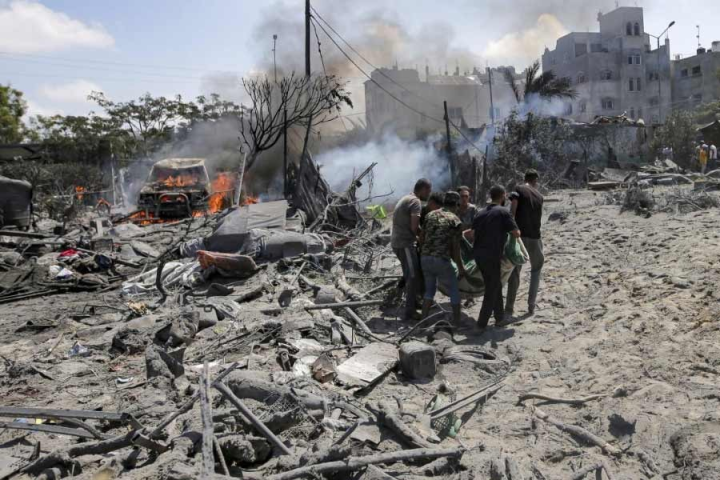 চলতি বছরের সবচেয়ে বড়মাপের ইজ়রায়েলি হানাদারির সাক্ষী হল গাজ়া। গত ২৪ ঘণ্টায় বিমান ও ক্ষেপণাস্ত্র হামলায় সেখানে সওয়া ৪০০-রও বেশি প্যালেস্টাইনি নাগরিকের মৃত্যু হয়েছে।