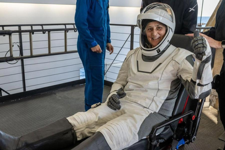 মাথা ফুলেছে আগের তুলনায়, পা-ও খানিক সরু হয়েছে! ন’মাস মহাকাশে কাটানোর পর পৃথিবীতে ফেরার পর নভশ্চর সুনীতা উইলিয়ামস এবং তাঁর সঙ্গী বুচ উইলমোরের শারীরিক অবস্থার কিছুটা অবক্ষয় হয়েছে ঠিকই। কিন্তু তাঁরা সুস্থ।পৃথিবীতে ফেরার পর আবার তাঁদের শরীরকে মাধ্যাকর্ষণ শক্তির জন্য তৈরি করতে হবে। তাই দু’জনকেই অন্তত ৪৫ দিন কাটাতে হবে ক্রু-কোয়ার্টারে।