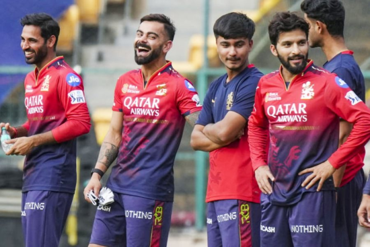 এক বারও আইপিএল জেতেনি তারা। তবু প্রচুর মানুষ সমর্থন করেন রয়্যাল চ্যালেঞ্জার্স বেঙ্গালুরুকে (আরসিবি)। রবিবার প্রথম ম্যাচে কলকাতার সঙ্গে খেলা আরসিবির।