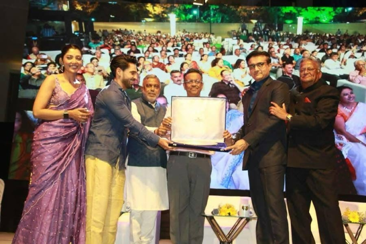 দেশপ্রিয় পার্কে দক্ষিণ কলিকাতা সংসদের নতুন স্পোর্টস কমপ্লেক্সের উদ্বোধন করলেন মেয়র ফিরহাদ হাকিম। অনুষ্ঠানে উপস্থিত ছিলেন সৌরভ সৌরভ গঙ্গোপাধ্যায় এবং লিয়েন্ডার পেজ।