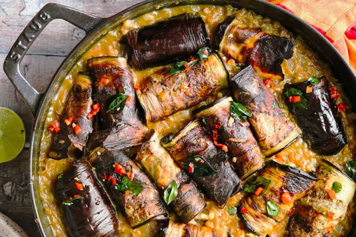 বিউলির ডাল দিয়ে বানিয়ে নিতে পারেন আর এক পুরনো বাংলা রান্না ডাল বেগুন।