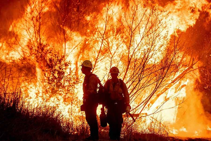 বিধ্বংসী দাবানলে জ্বলেপুড়ে খাক হয়ে গেল ফ্লরিডার হাজার হাজার একর জমি। মঙ্গলবার সন্ধ্যায় ফ্লরিডার মায়ামি-ডেড এলাকায় ঘটনাটি ঘটেছে। সেই দৃশ্য ধরা পড়েছে সিসিটিভি ক্যামেরায়। দাবানলের কারণে মঙ্গলবার সন্ধ্যায় ঘণ্টাখানেকের জন্য বন্ধ হয়ে যায় দুই গুরুত্বপূর্ণ মার্কিন হাইওয়ে।
