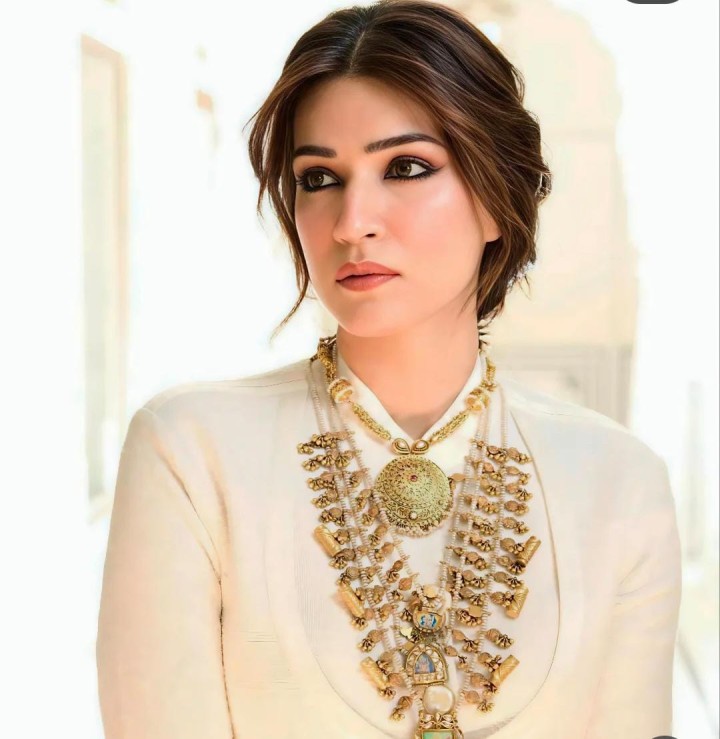 व्हाईट ब्युटी क्रिती सेनन