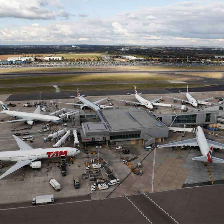 একটি বিদ্যুৎকেন্দ্রে আগুন লেগে যাওয়ায় পর্যাপ্ত বিদ্যুৎ নেই। বিদ্যুৎ পরিষেবায় বিঘ্ন ঘটার জেরে শুক্রবার সারা দিনের জন্য বিমান ওঠানামা বন্ধ থাকবে লন্ডনের হিথরো বিমানবন্দরে। বিমানবন্দর কর্তৃপক্ষের আকস্মিক এই ঘোষণায় বিপাকে পড়েছেন যাত্রীরা। কর্তৃপক্ষের তরফে জানানো হয়েছে, শুক্রবার রাত ১১টা ৫৯ মিনিট পর্যন্ত বিমানবন্দরটি বন্ধ থাকবে।