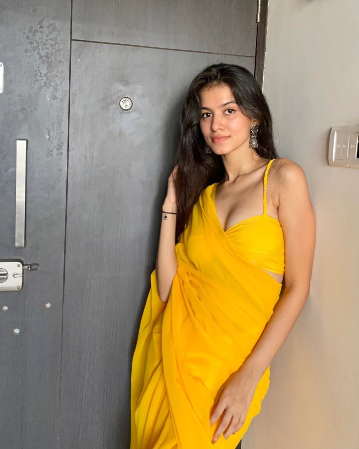 சேலையில் சூப்பரா இருக்காங்க!!