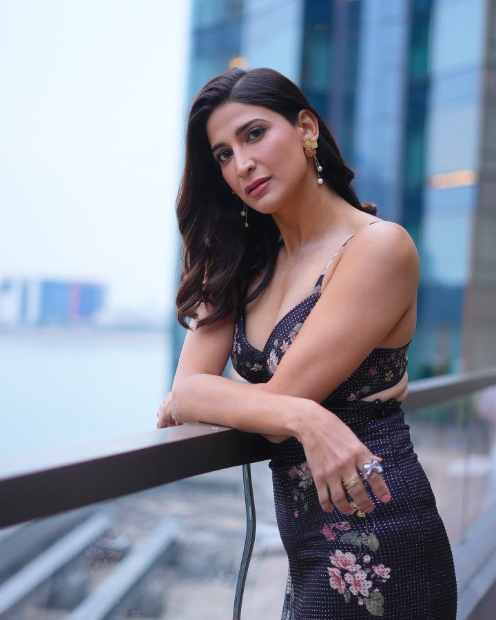 'அவ்வளவு!', 'இவ்வளவு!'என்று அளக்க முடியா அழகி