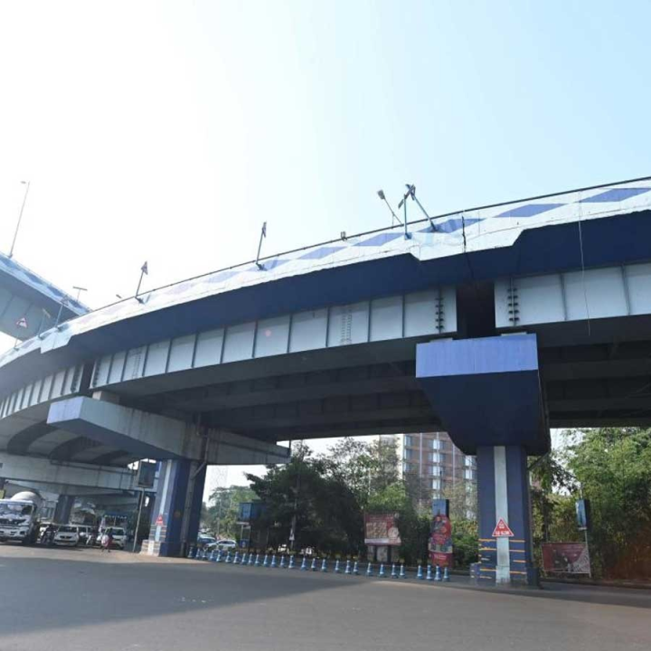 আবার দুর্ঘটনা মা উড়ালপুলে। অ্যাপ বাইকে চেপে যাচ্ছিলেন তরুণী। সোমবার সকালে ব্যস্ত সময়ে সেতুর উপর আচমকা পিছলে যায় বাইকটি। তা থেকে পড়ে যান বাইকে সওয়ার দু’জন। তরুণী এবং চালক, দু’জনেই আহত হয়েছেন।