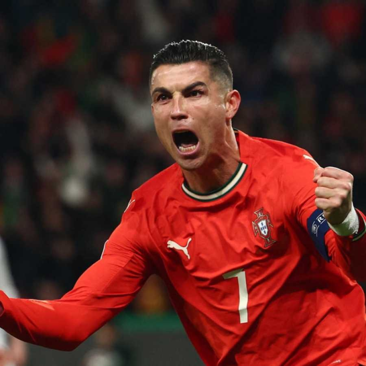 নেশনস লিগের চারটি কোয়ার্টার ফাইনালেই টান টান লড়াই হল। একটি ম্যাচের ফয়সালা হল অতিরিক্ত সময়ে। দু’টি ম্যাচ গড়াল টাইব্রেকারে। সেমিফাইনালের চারটি দল চূড়ান্ত হয়ে গিয়েছে। পর্তুগাল, ফ্রান্স, স্পেন ও জার্মানি উঠেছে শেষ চারে। পর্তুগাল জিতলেও পেনাল্টি ফস্কেছেন ক্রিশ্চিয়ানো রোনাল্ডো।