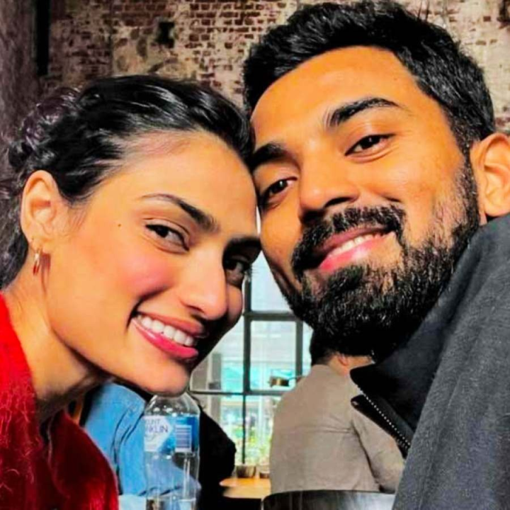আইপিএলে তাঁর দল দিল্লি ক্যাপিটালস যে দিন প্রথম ম্যাচ খেলতে নেমেছে, সে দিনই সুখবর দিলেন কেএল রাহুল। বাবা হলেন তিনি। স্ত্রী আথিয়া শেট্টি কন্যাসন্তানের জন্ম দিয়েছেন। দু’জনেই সমাজমাধ্যমে এই খবর জানিয়েছেন।