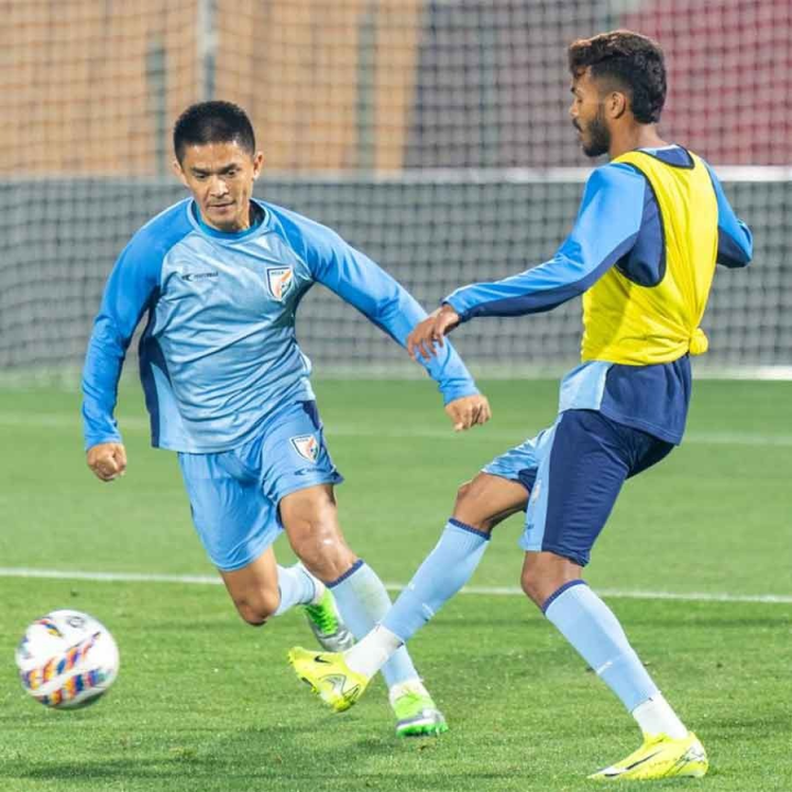 ২০২৪ সালের ৬ জুন যুবভারতী ছেড়েছিলেন চোখের জলে। কাঁদিয়েছিলেন হাজার হাজার ক্রীড়াপ্রেমীকেও। সুনীলের বিদায়ের পরের ন’মাস ভারতীয় ফুটবল যেন ছিল অভিভাবকহীন। অবসর ভেঙে ন’মাস পরে জাতীয় দলে ফিরেই চল্লিশোর্ধ্ব সুনীল গোল করে বুঝিয়ে দিলেন, বয়স কেবলই একটা সংখ্যা।