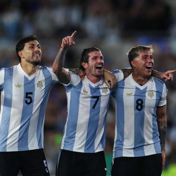 বিশ্বকাপ ফুটবলের যোগ্যতা অর্জন করে নিল আর্জেন্টিনা। ব্রাজিলকে ৪-১ গোলে হারাল গত বারের চ্যাম্পিয়নেরা। চতুর্থ দেশ হিসেবে বিশ্বকাপের টিকিট পেল লিয়োনেল মেসির দেশ।