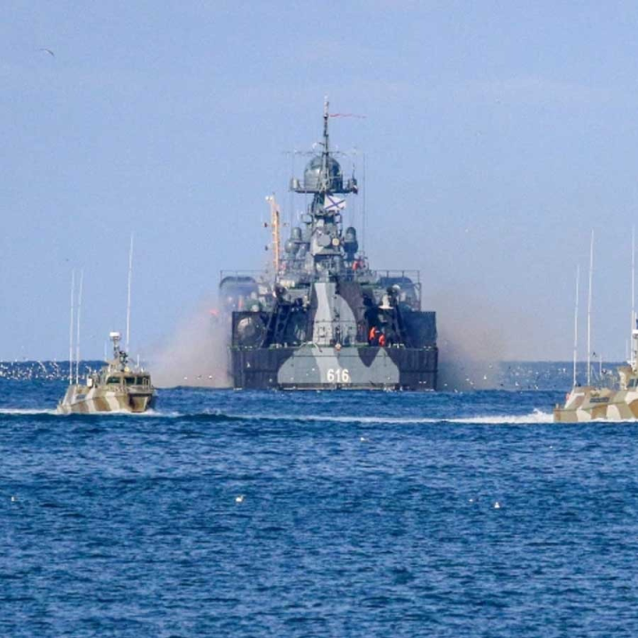 হোয়াইট হাউস জানিয়েছে, রিয়াধে বৈঠকের পর স্থির হয়েছে, কৃষ্ণ সাগরে নিরাপদে নৌচলাচল নিশ্চিত করবে রাশিয়া এবং ইউক্রেন। সামরিক অভিযানের জন্য বাণিজ্যিক জাহাজ ব্যবহার করা হবে না। শীঘ্রই যুদ্ধবন্দিদের প্রত্যর্পণের পথেও হাঁটবে দুই দেশ।