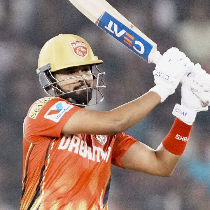 নতুন দল পঞ্জাব কিংসের হয়ে প্রথম ম্যাচেই শিরোনাম কেড়ে নিয়েছেন শ্রেয়স আয়ার। গুজরাত টাইটান্সের বিরুদ্ধে তাঁর ৯৭ রানের ইনিংস ম্যাচ জিততে সাহায্য করেছে দলকে। সৌরভ গঙ্গোপাধ্যায়ের মতে, শ্রেয়স তিন ফরম্যাটে খেলার জন্য পুরোপুরি তৈরি।