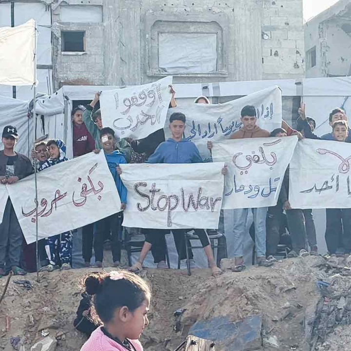 গাজ়ায় ক্ষতিগ্রস্ত প্যালেস্টাইনিদের একাংশ রাস্তায় নেমে হামাস বিরোধী বিক্ষোভে শামিল হয়েছেন। নতুন করে ইজ়রায়েলি হামলার জন্য তাঁরা দুষছেন হামাসকেই!